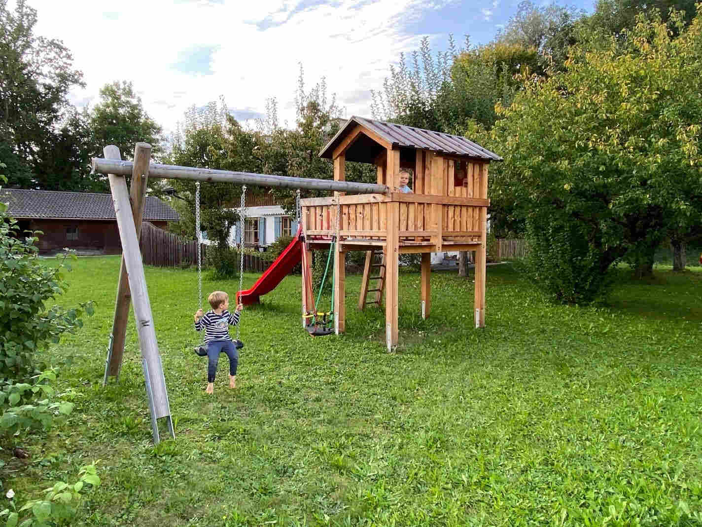 Spielhaus mit Rutsche und Schaukel