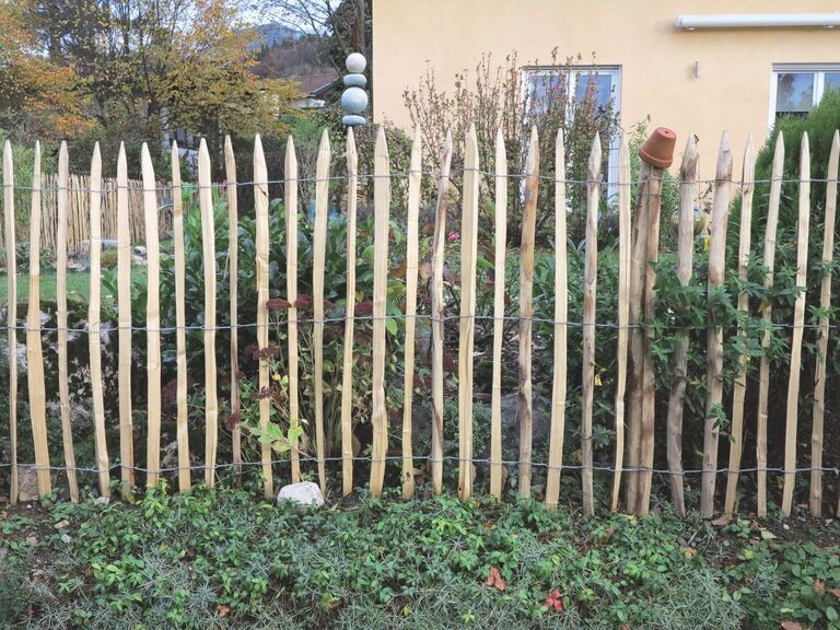 Kastanienzaun aus Edelkastanie auf Draht mit engem Lattenabstand von 4 bis 6 cm