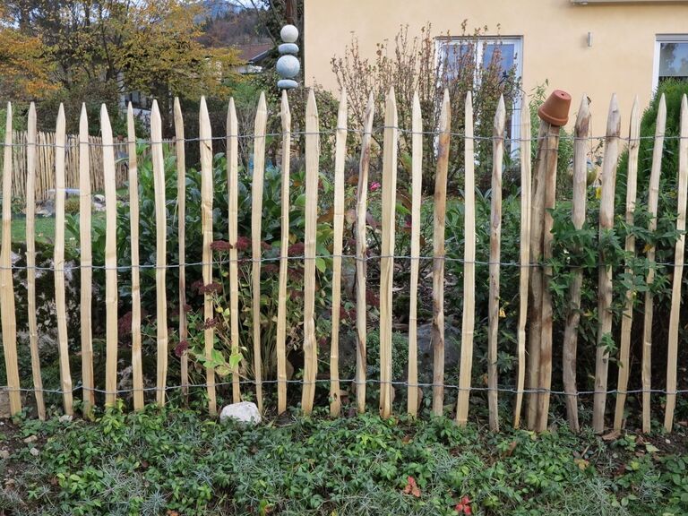 Kastanienzaun aus gespaltenem oder halbrunden Holz als natürlicher und nachhaltiger Gartenzaun