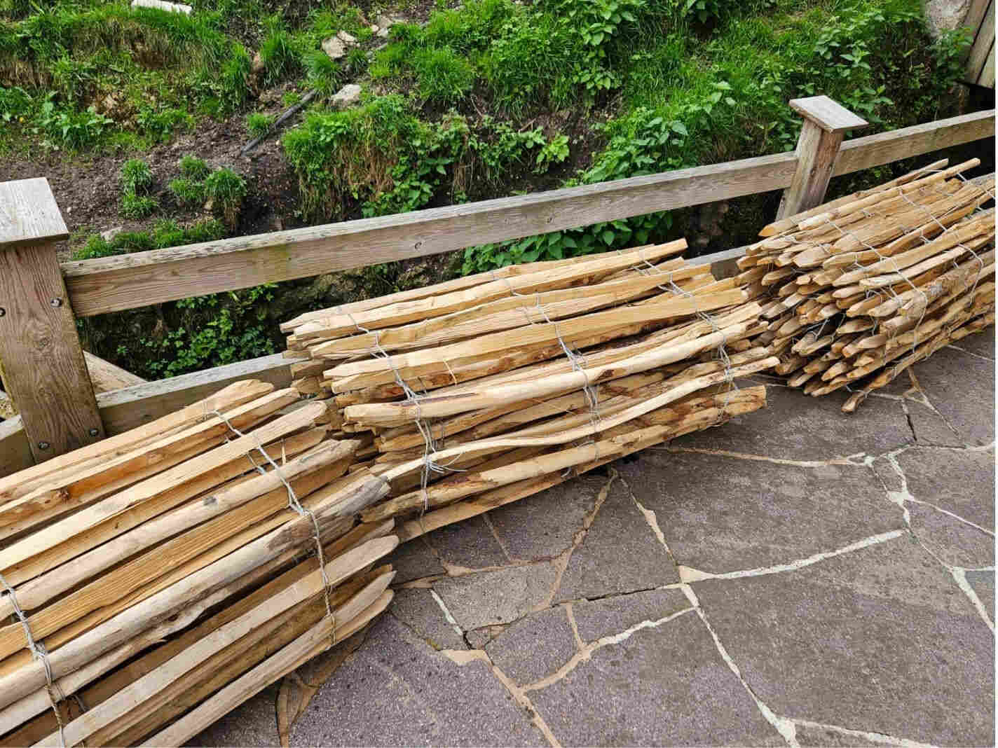 Robuster Kastanienzaun als Gartenzaun und Einz&auml;unung f&uuml;r Tiere