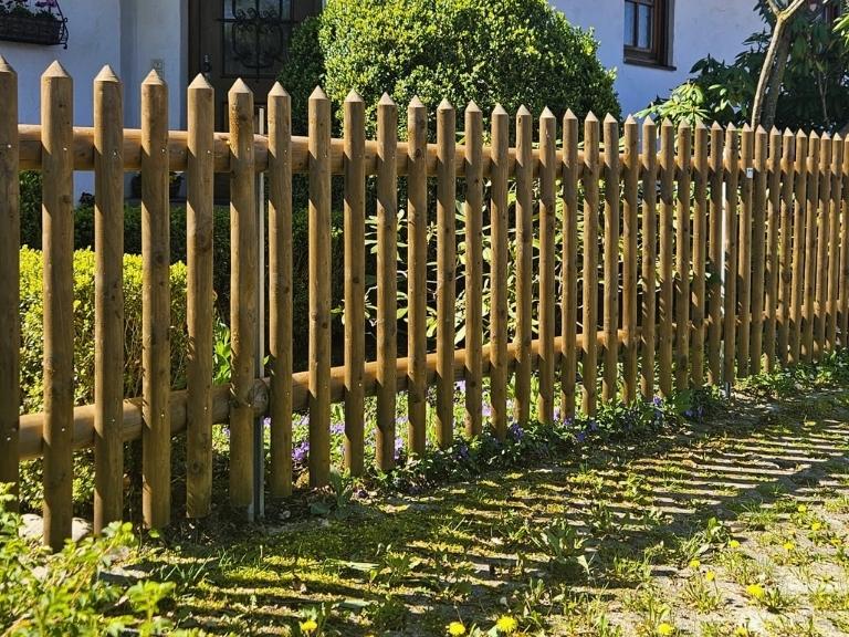 Staketenzaun halbrund vor Zaunsäulen montiert in Fichte kesseldruckimprägniert