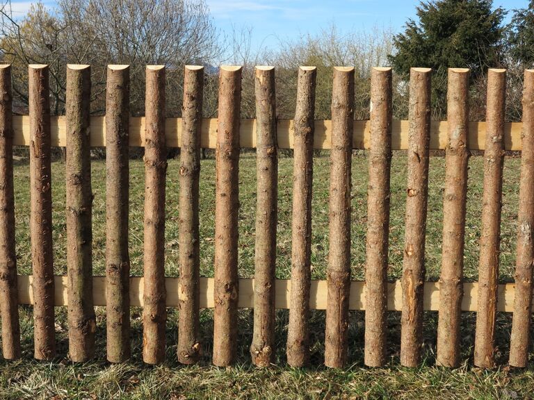 Staketenzaun mit Rinde aus natürlichen Holzstaketen Ø 45–70 mm für rustikale Gartengestaltung