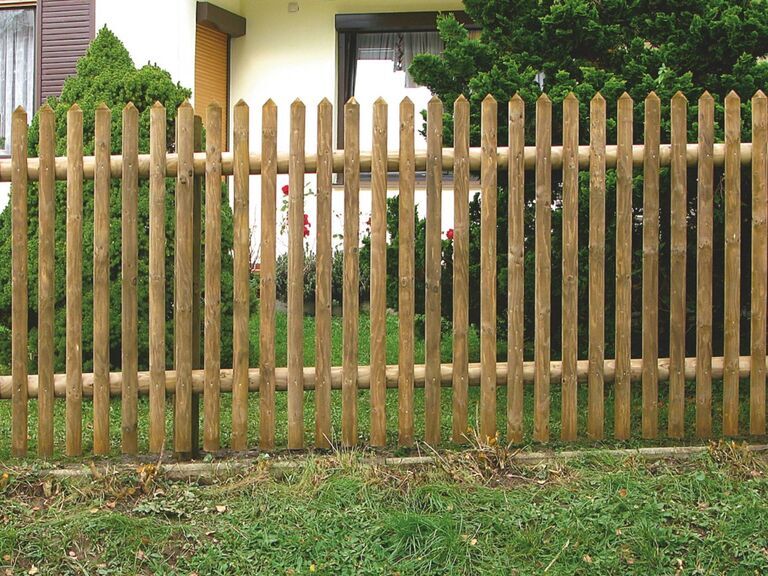Staketenzaun aus halbrunden Holzstaketen Ø 55 mm für eine natürliche und luftige Garteneinfriedung