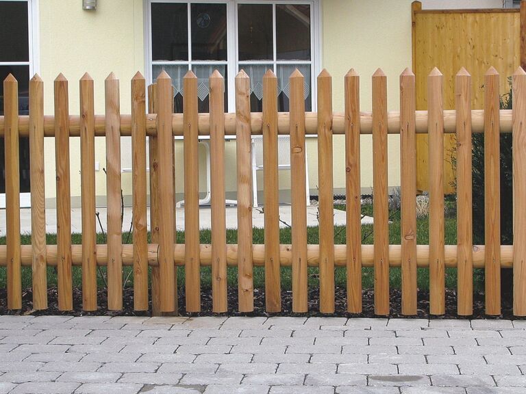 Staketenzaun aus Lärche halbrund gefräst Ø 65 mm für langlebige und natürliche Gartenzäune