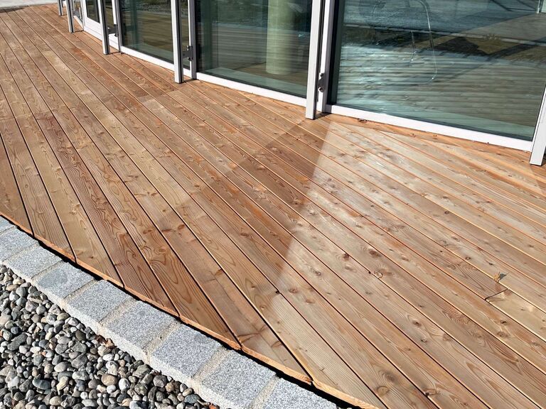 Terrassendiele aus österreichischer Lärche 25 x 115 mm für robuste Terrassen im Außenbereich