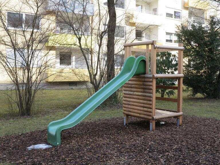 Holzspielgerät als Spielturm mit Rutsche