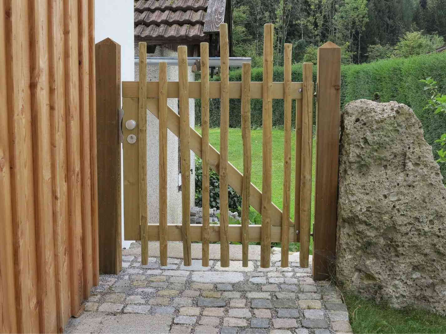 Maßgefertigtes Holztor mit passendem Zubehör und Beschlägen