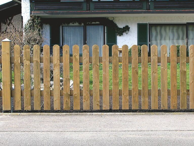 Hobellattenzaun Nr. 33 aus Fichte kesseldruckimprägniert mit rundem Lattenabschluss, klassischer Holz-Gartenzaun mit natürlicher Optik