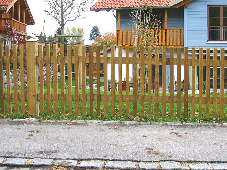 Hobellattenzaun Nr. 32 aus Fichte kesseldruckimprägniert mit oben abgeschrägten Latten, stabiler und wetterfester Holzzaun für den Garten