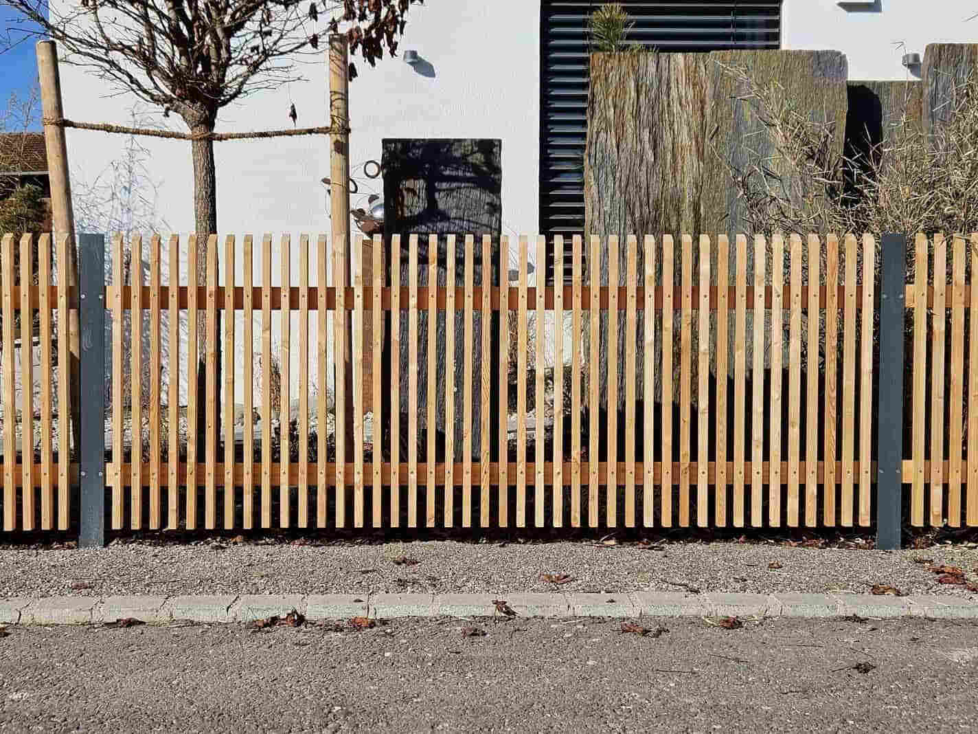 Vielfältige Holzzaun-Systeme aus heimischem Holz für individuelle Gartengestaltung