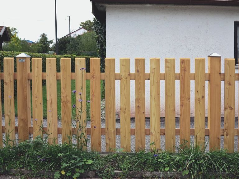 Hobellattenzaun Nr. 35 aus Lärche natur mit abgeschrägten Lattenköpfen, robuster und langlebiger Gartenzaun aus heimischem Holz