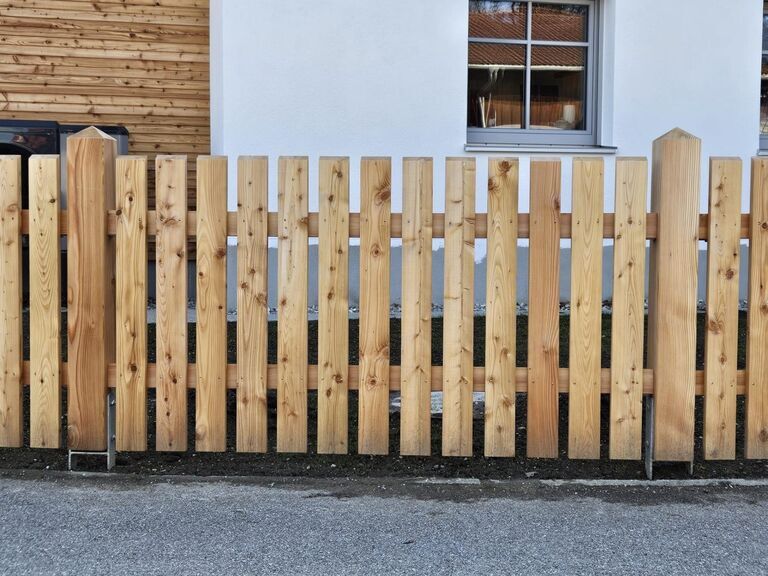 Hobellattenzaun aus gehobelten Holzlatten für eine klassische und langlebige Garteneinfriedung