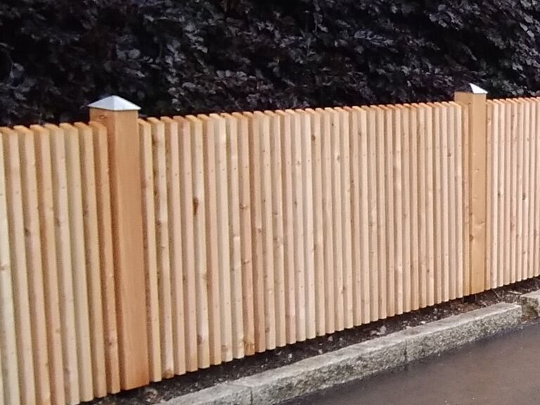 Hobellattenzaun Nr. 38b aus Fichte kesseldruckimprägniert oder Lärche natur mit abgeschrägten Latten, langlebiger Sichtschutzzaun aus Holz.