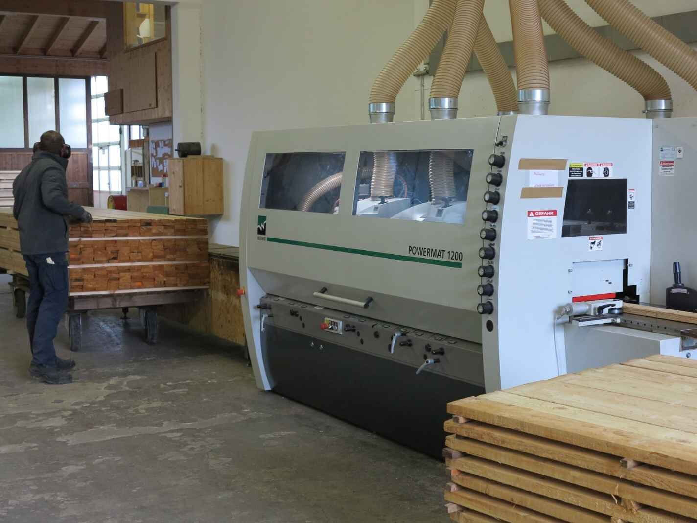 Bretter werden an der Hobelmaschine vierseitig gehobelt Bretter werden an der Hobelmaschine vierseitig gehobelt