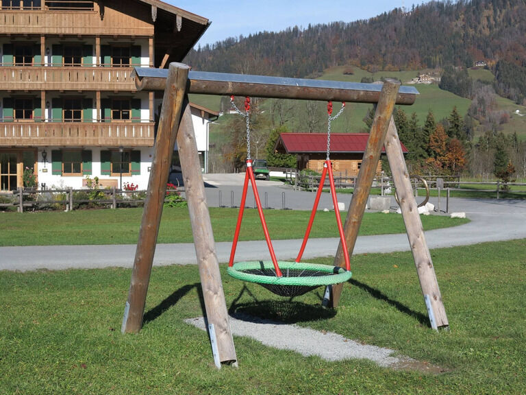 Holzspielgerät im Garten aufgebaut