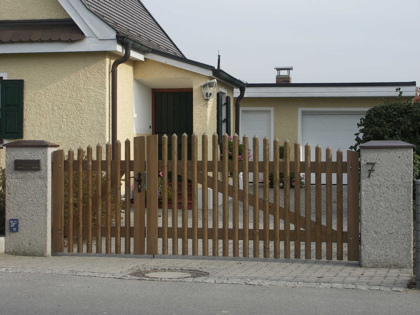 Individuell gefertigte Gartentür aus Holz mit hoher Stabilität